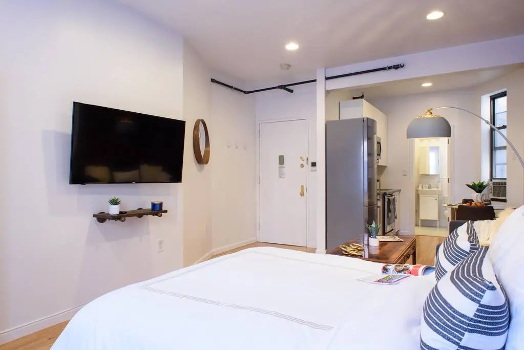 83-3w UES Central Park Newly Furnished XL Studio