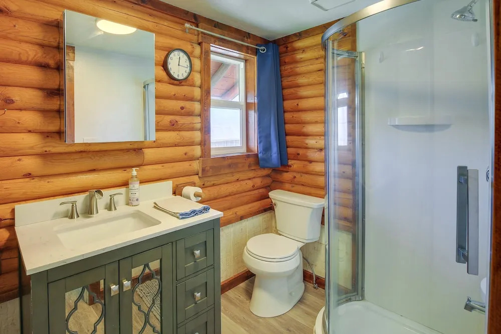 Cozy Thompson Falls Cabin w/ Mountain Views