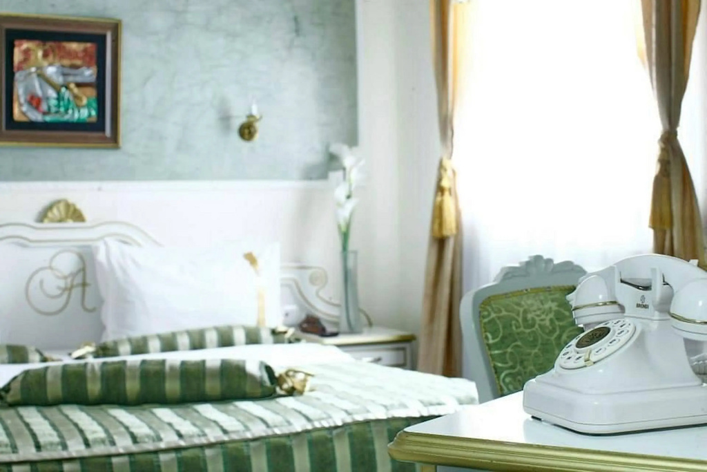 Queens Astoria Design Hotel