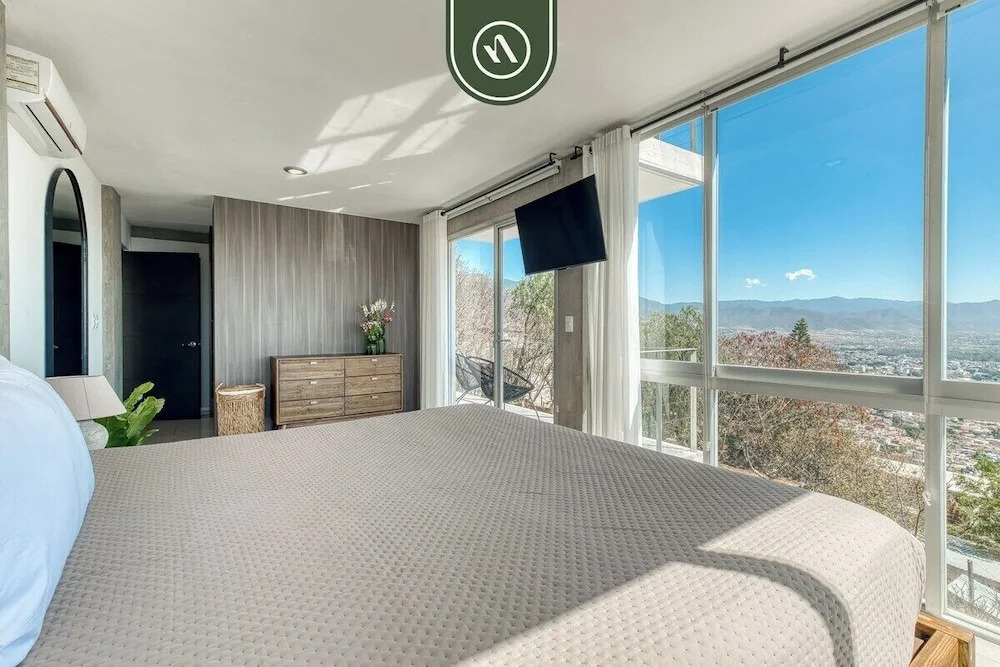 3 BR Condo - Panoramic Views - 5 Min to Downtown