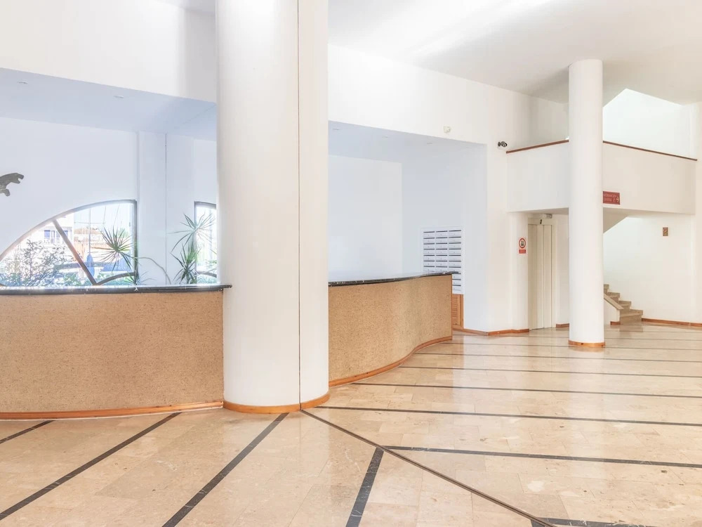 Modern Furnished Apartment Near Shops and Restaurants