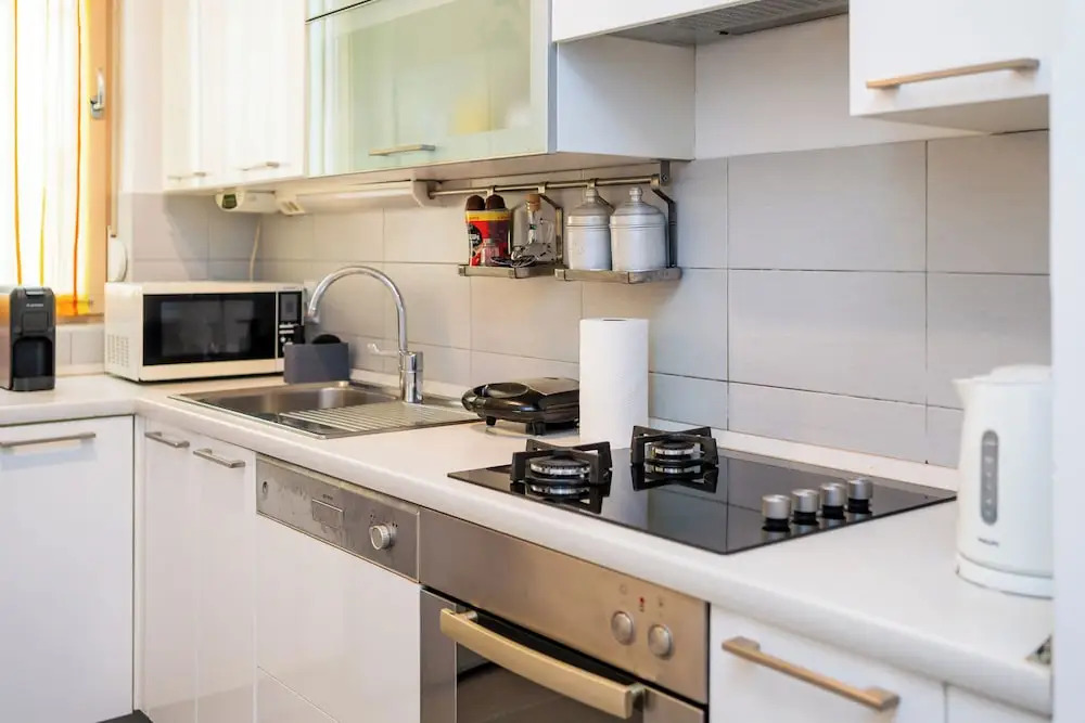 Cityscape Comfort Apartment With Garage