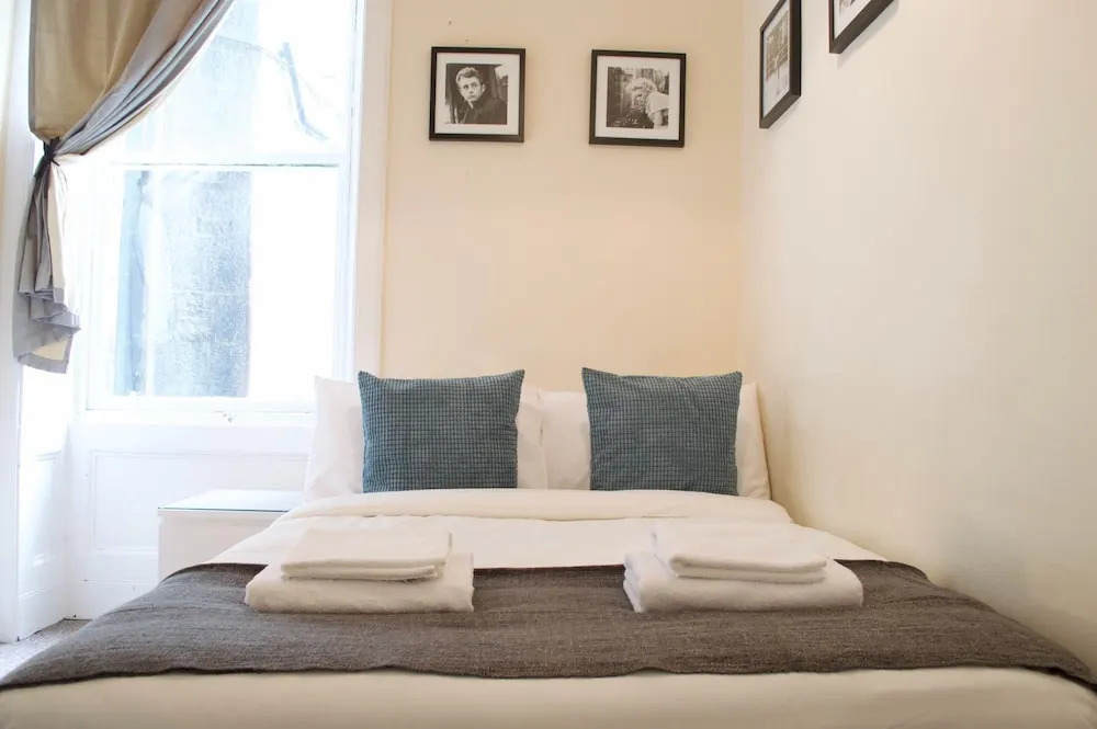3 Bedroom Apartment In Edinburgh