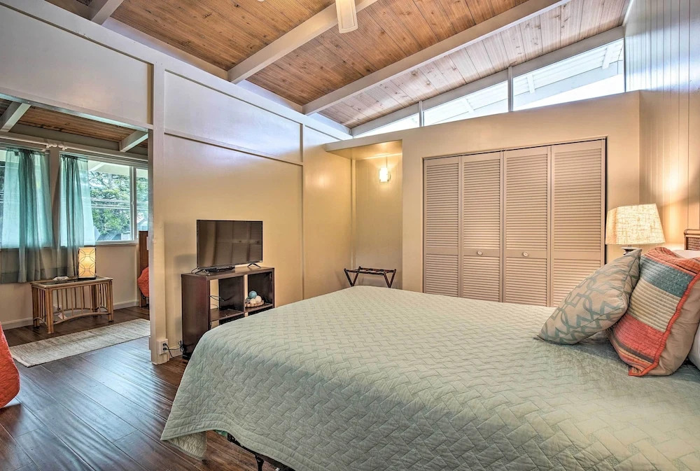 Oceanfront Kona Home w/ Beach Access & Views