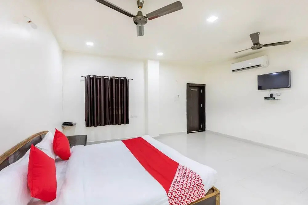 Hotel Lake City Pride  by OYO Rooms