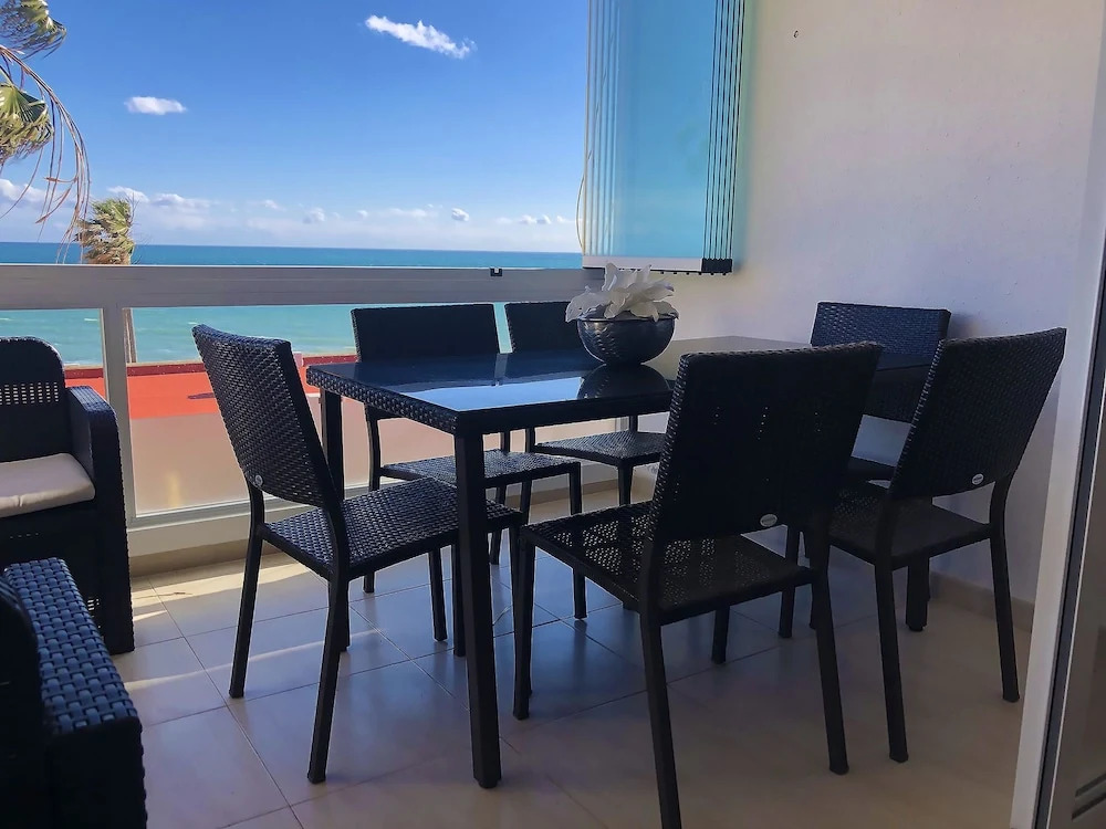 Doña Lola Patricia - Spacious 3 bedroom top floor apartment with uninterrupted sea views. Only a few meters to Calahonda beach