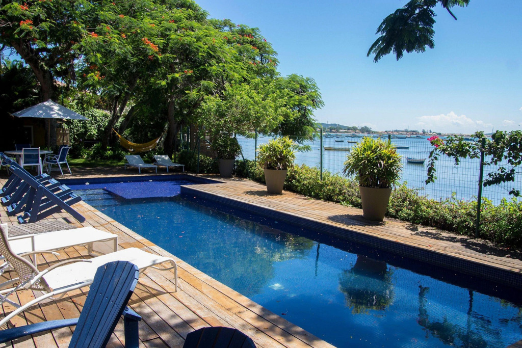 Deslumbrante Casa de Frente para Praia de Manguinhos com Seis Quartos
