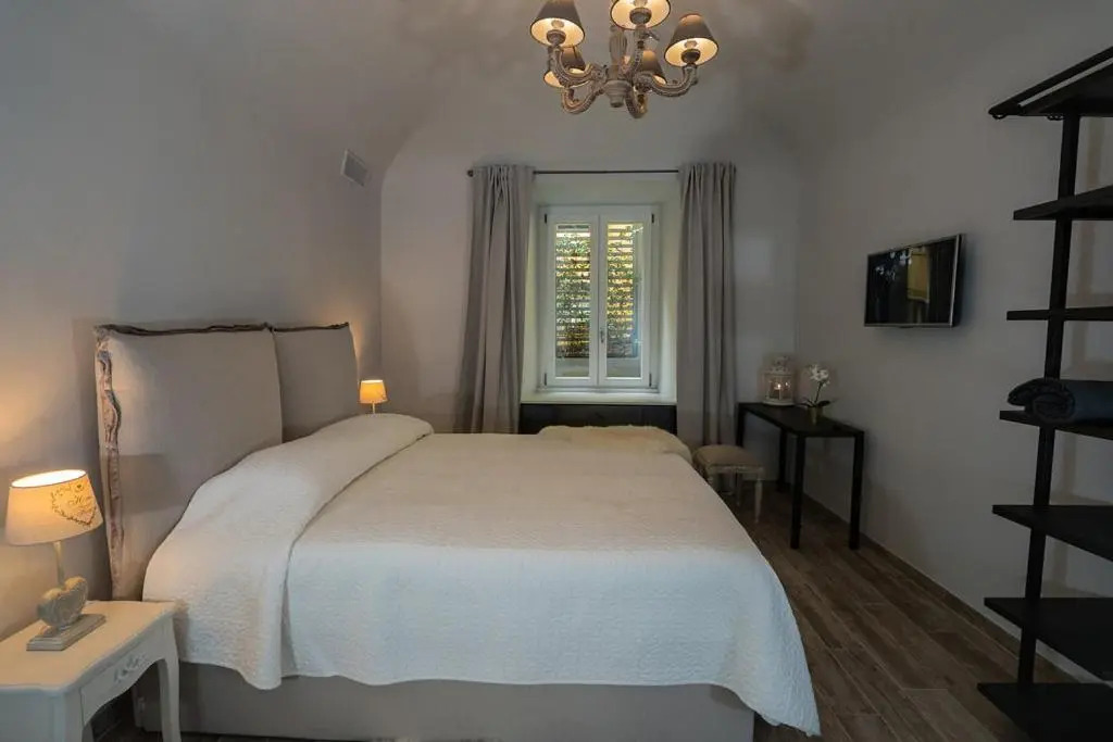 Laura Family Apartments