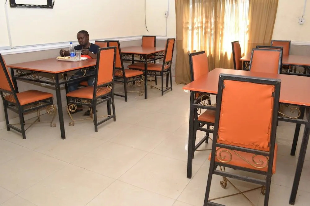 Aquatic Suites & Lounge