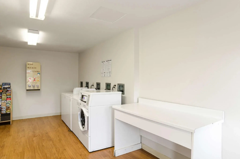 HomeTowne Studios by Red Roof Denver - Glendale/ Cherry Creek