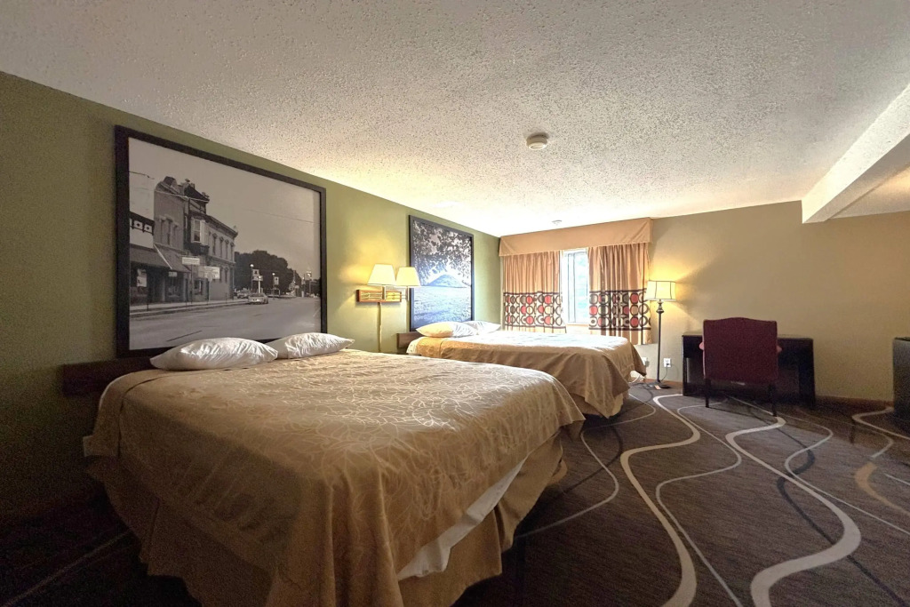 Super 8 by Wyndham Normal Bloomington