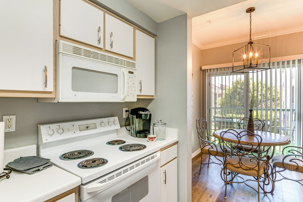 Lake Conroe Condo w/ Pool Access + Balcony!