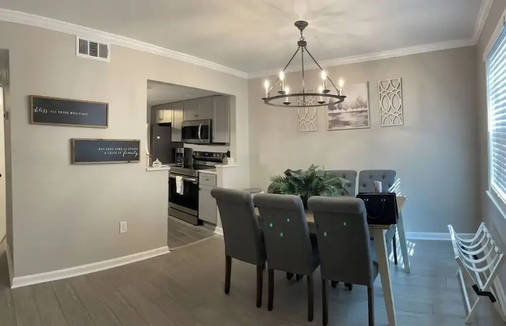 Bright 2BR Townhome Pool & Beach Minutes Away