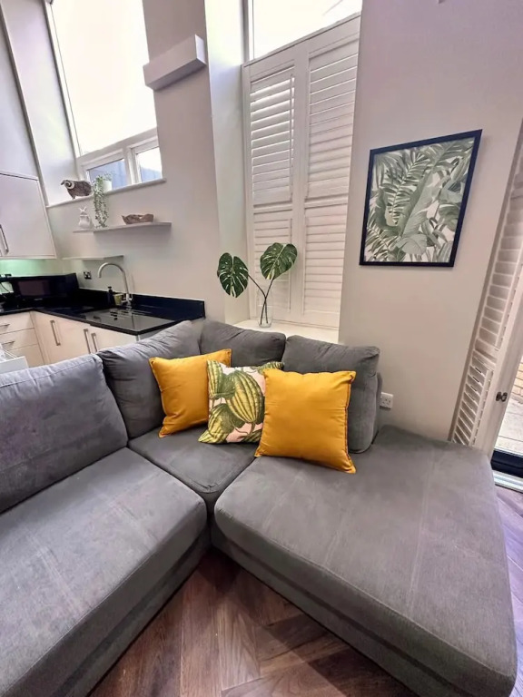 Stylish modern flat in SW London