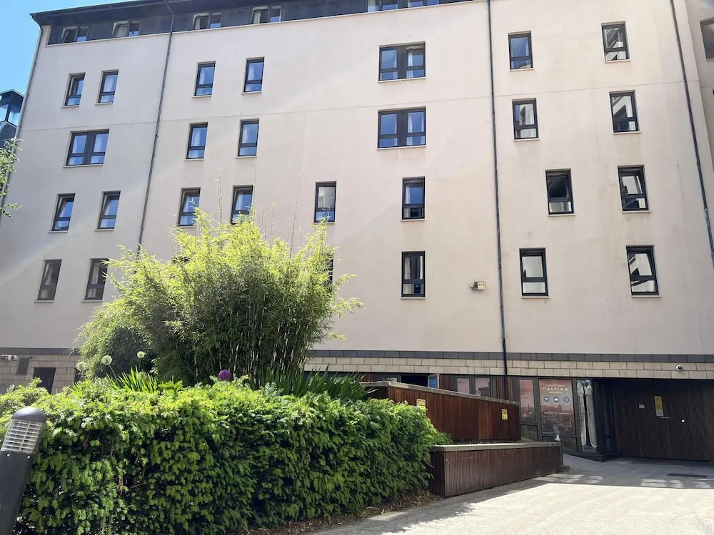 JOIVY Affordable 3,4,5 and 12 bed private flats next to Royal Mile