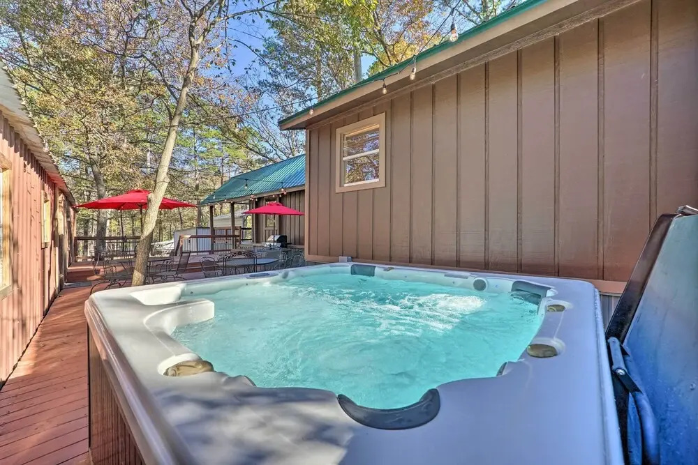 Private Hot Tub & Deck! Cabin Near Broken Bow Lake