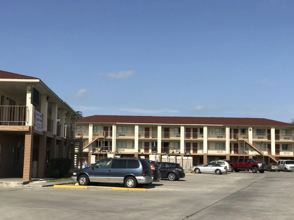 HomeTowne Studios by Red Roof San Antonio E - Frost Bank Center
