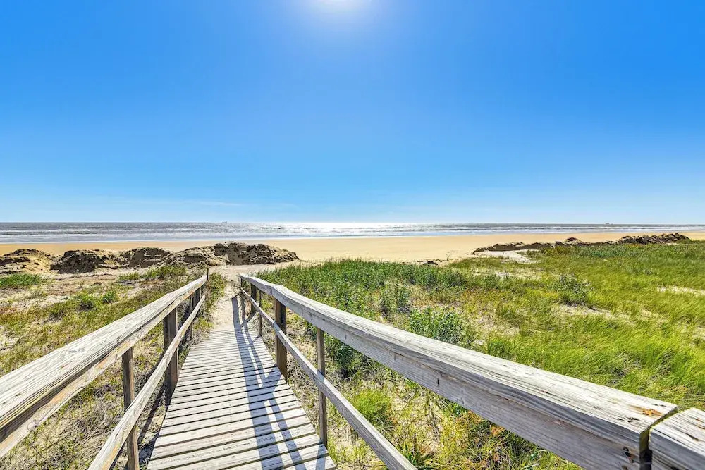 Modern Coastal Farmhouse: Walk to Surfside Beach!