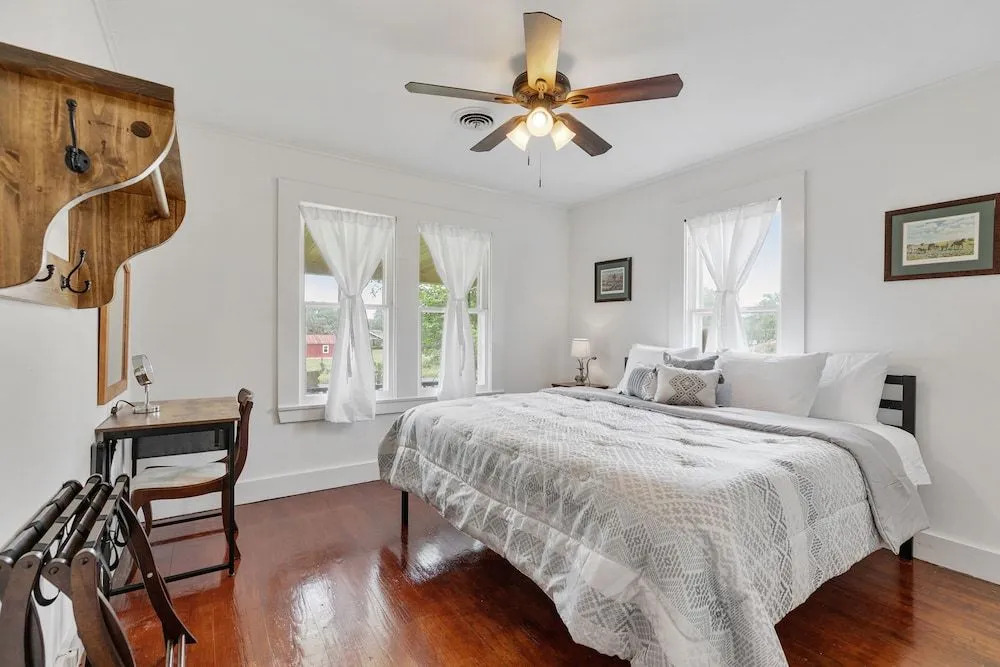 New! Charming Haus Near to Main St!