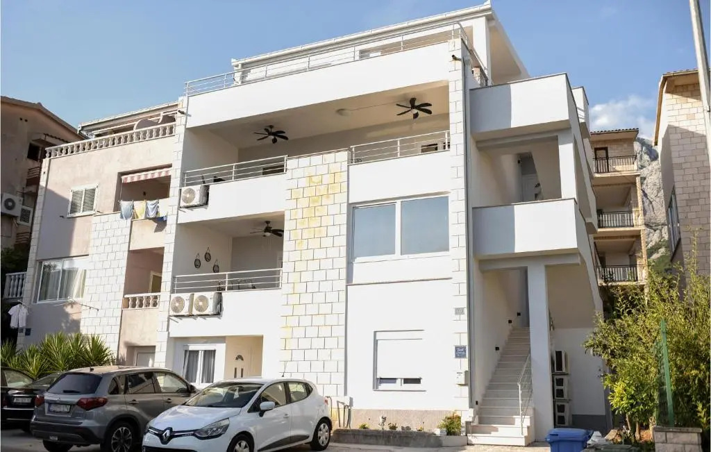 Nice Apartment in Makarska With Wifi and 3 Bedrooms