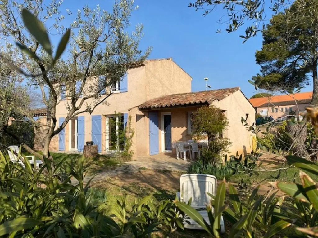Location climatisée, piscine, animaux acceptés, jardin clôturé, parking, provence , wifi