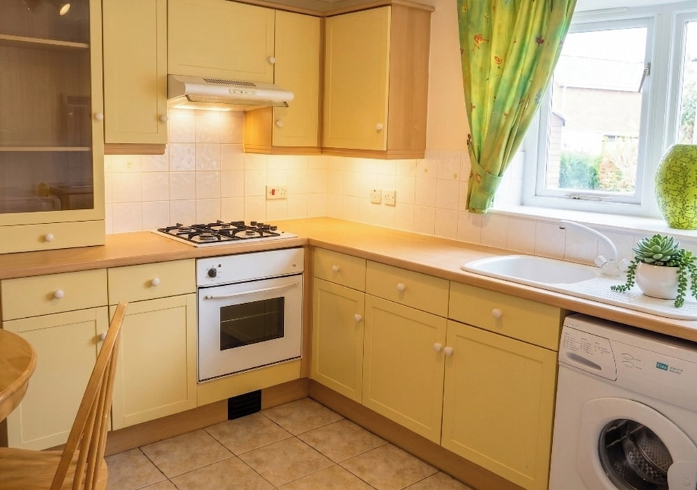 2 Bed House - Sleeps 4 - Parking - Pets - Garden