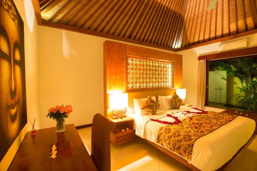 Villa Seriska Satu Sanur,a Luxury 4-Bedroom Villa, 5 mins walk to ICON Mall, Beach & 24hrs Security