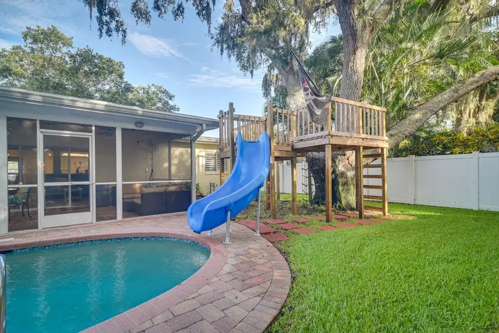 Private Pool, Slide & Treehouse: Largo Retreat