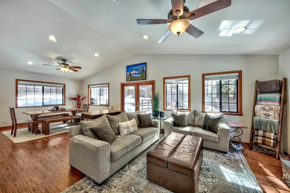 1760t Thunderbird Cabin 3 Bedroom Home