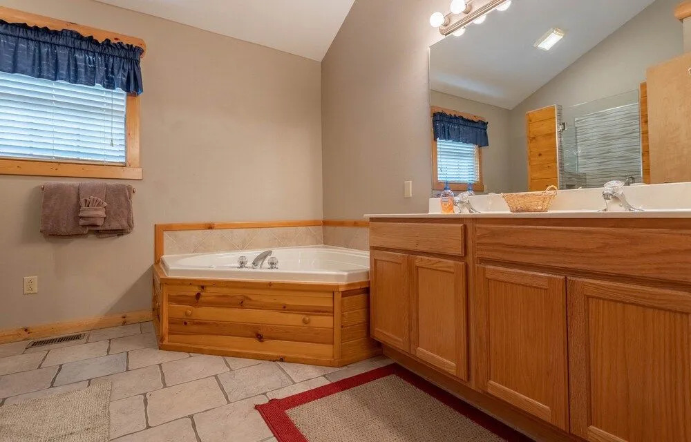 Ozarks Oasis 4 Bedroom Cabin by RedAwning