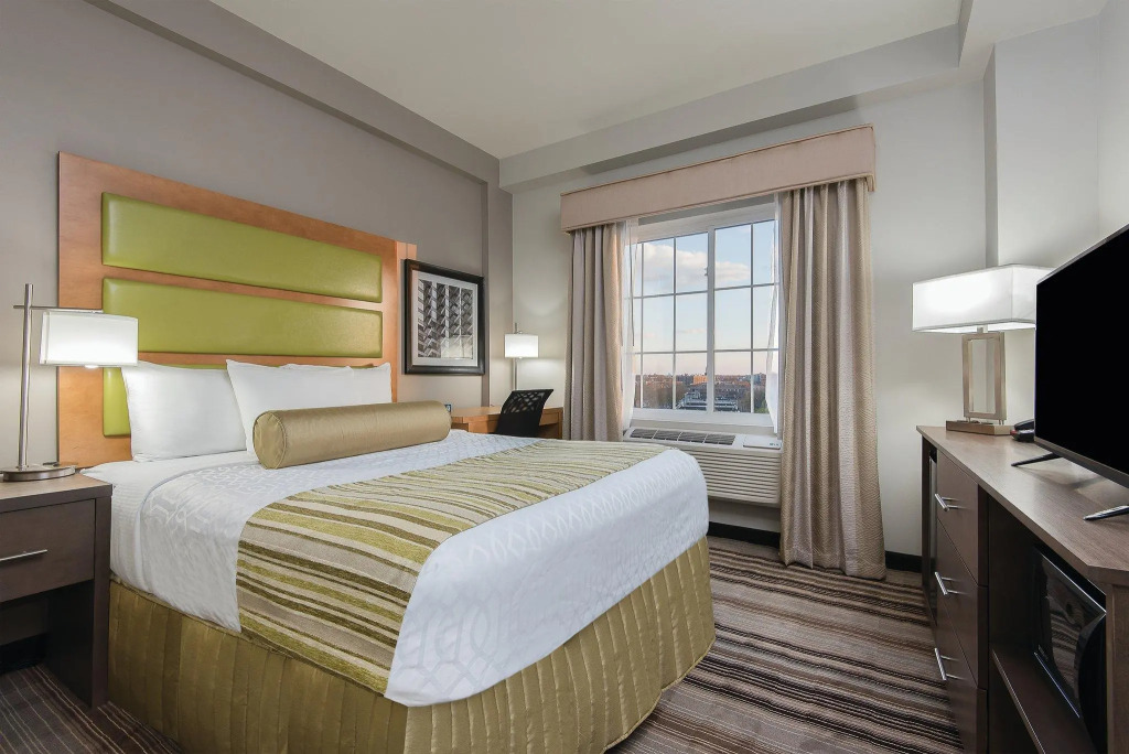 La Quinta Inn & Suites Brooklyn East