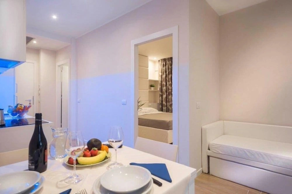 White Suite & Apartments