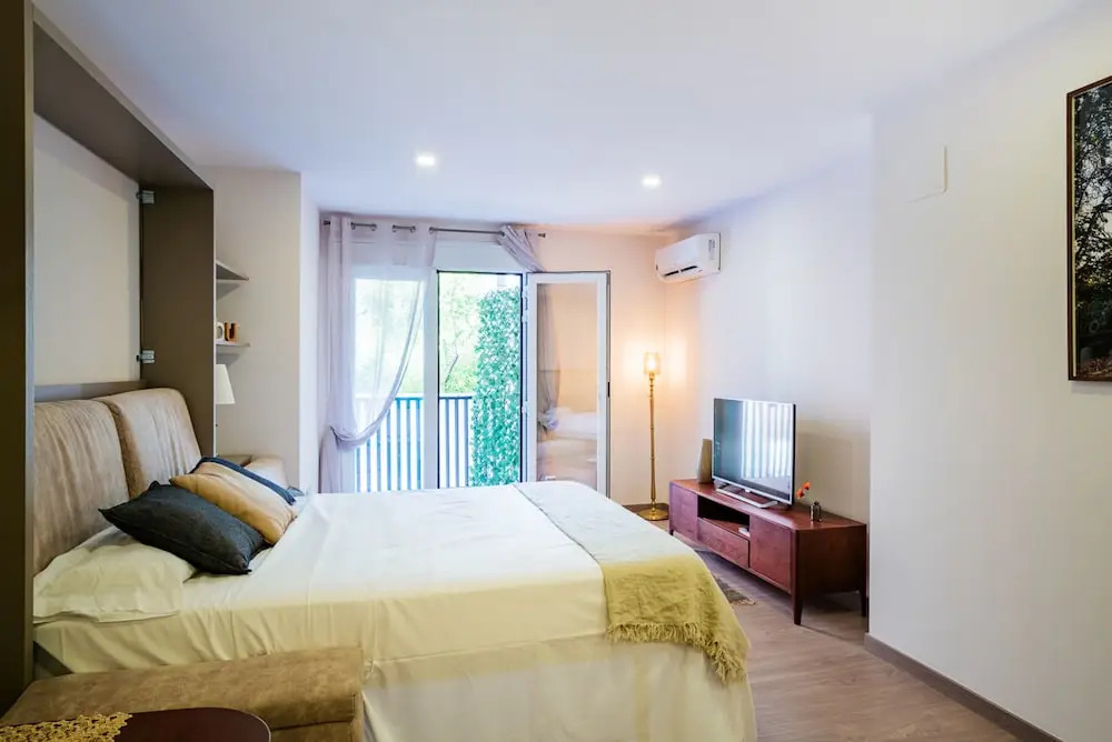 Exclusive quietness in the heart of Madrid with Public Parking, Breakfast, 2 bathrooms