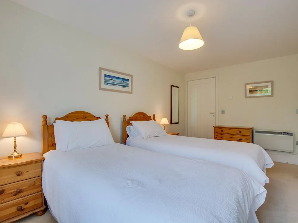 Lovely Holiday Home in Edmonton With Garden