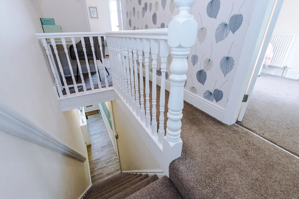 Convenient 2 Bedroom Home With Parking