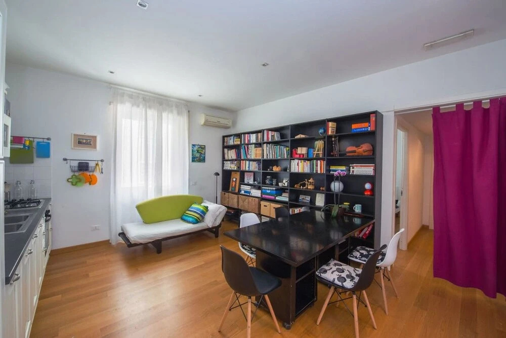 Bright and Colorful Flat Very Close to the Metro