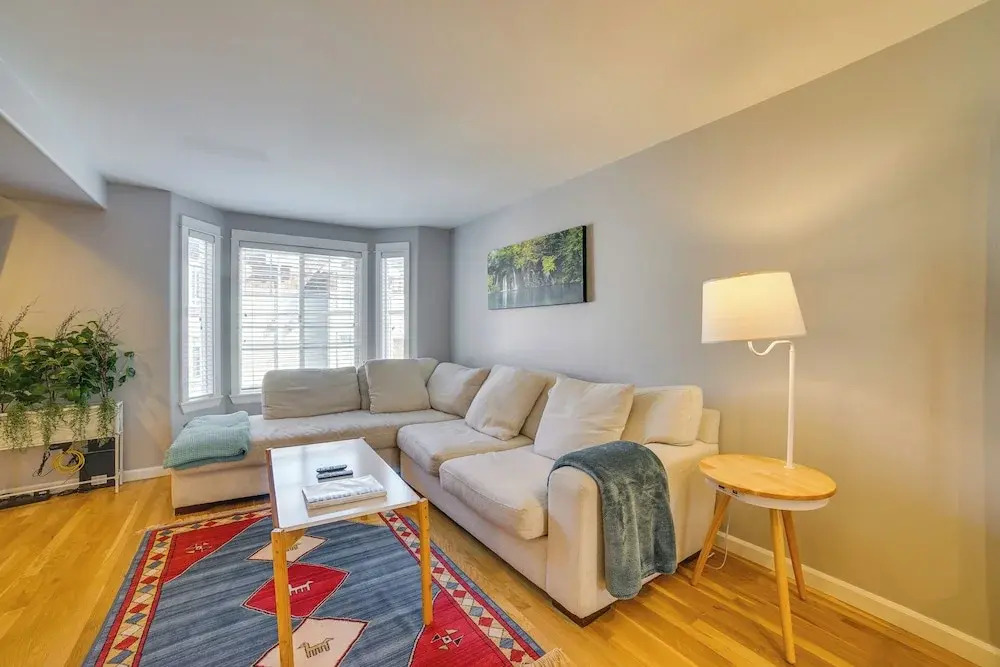 Pet-friendly Seattle Townhome < 1 Mile to Lake!