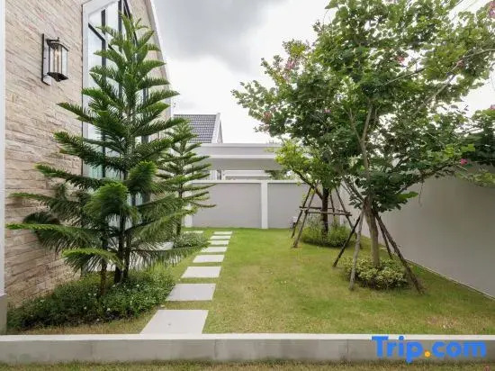 Single-family three-bedroom swimming pool villa