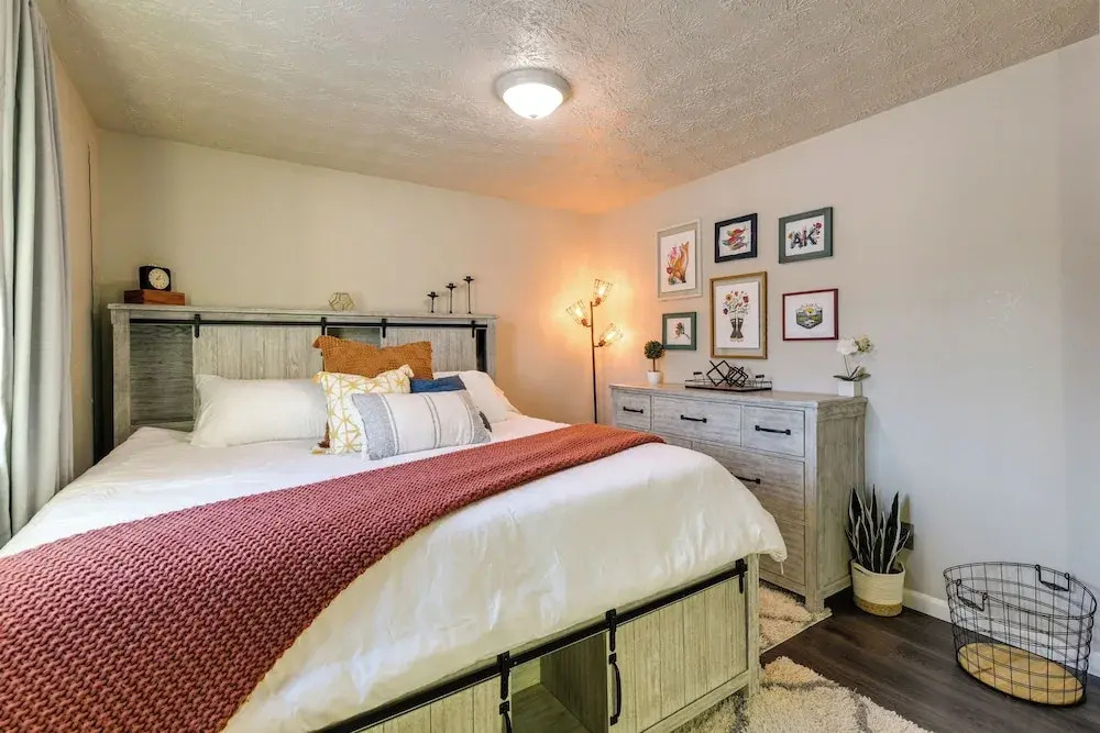 Updated Townhome: Near Airport & Shopping!