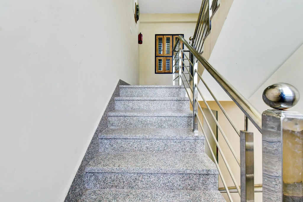 OYO 82184 Hotel Arn Plaza