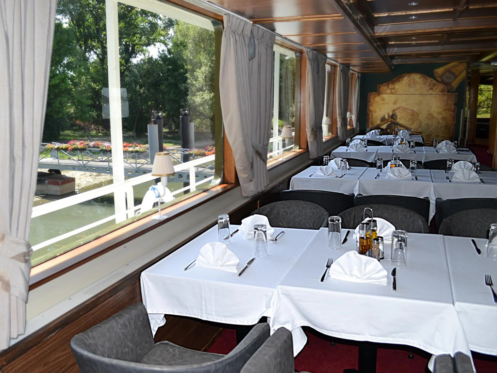 Compass River City Boatel