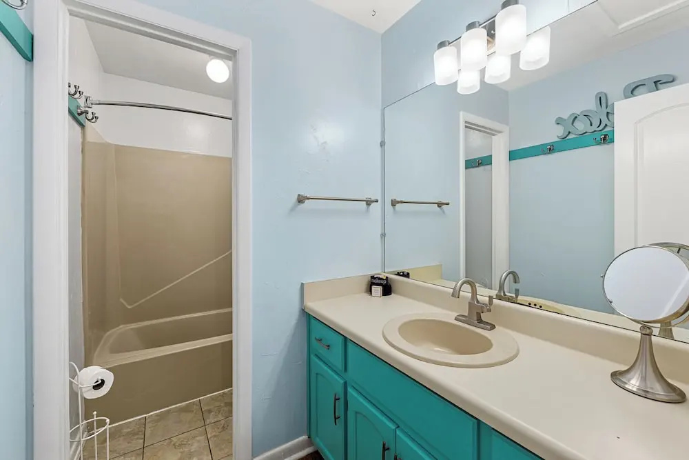 Short Walk to The Beach! Community Pool! Sleeps 8