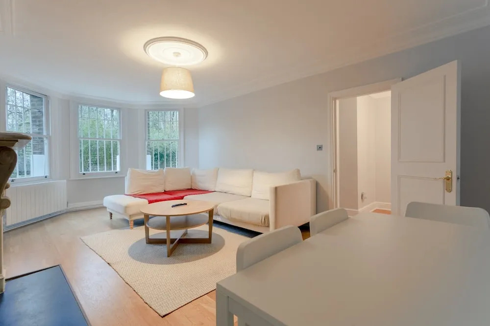 3 Bedroom House With Garden in Brondesbury