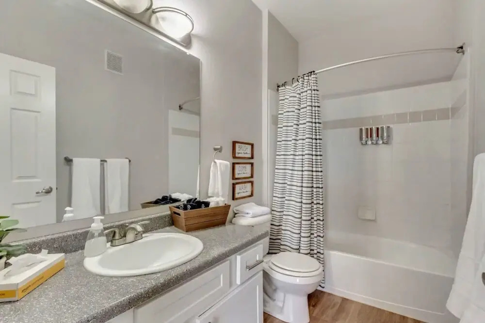 Quiet Apt - Close to Davis Conference - King Bed