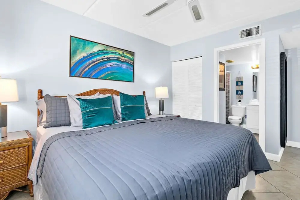 Spacious 2BR Resort Condo Beach, Hot Tubs & Family-friendly Fun