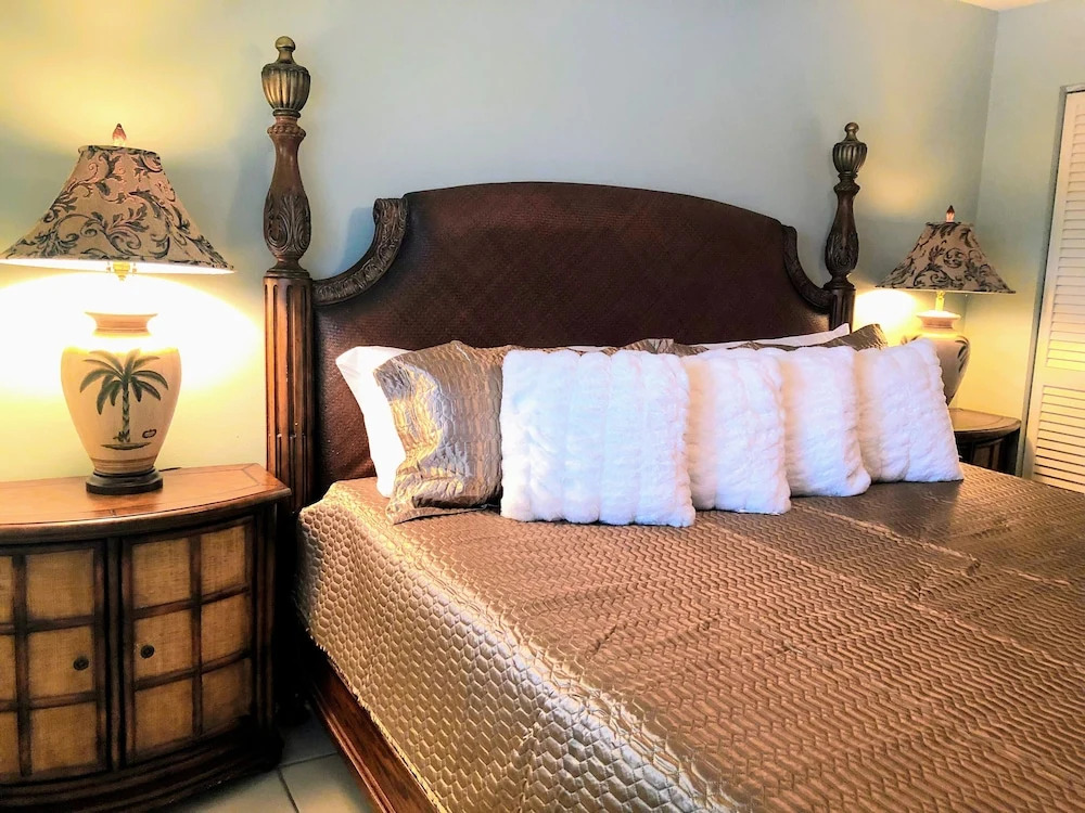 Olde Naples Condo #815