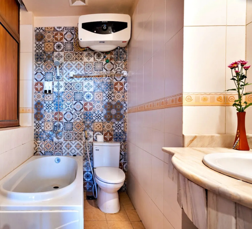 HANZ LakeView Hotel Hanoi