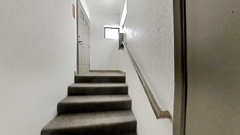 Beautifully Remodeled Condo Close Hot Tubs, Sauna, Skiing, Car Charging! by RedAwning