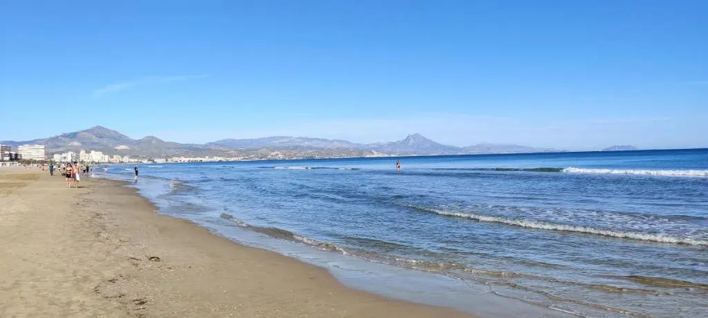 <1 Min Beach, Sea Views, AC, Wifi, Pool, 3xTennis