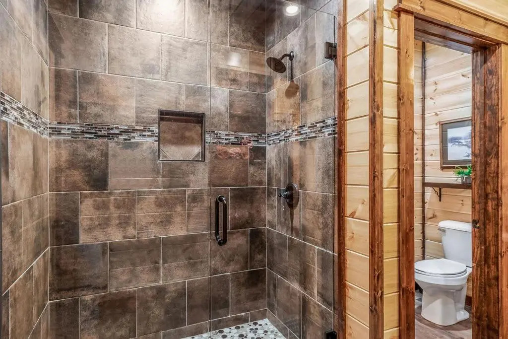 Large Luxury 2BR Cabin w Hot Tub Double Trouble was designed for fun comfort and memories minutes from buzzling Hochatown and beautiful Beaver Bend State Park